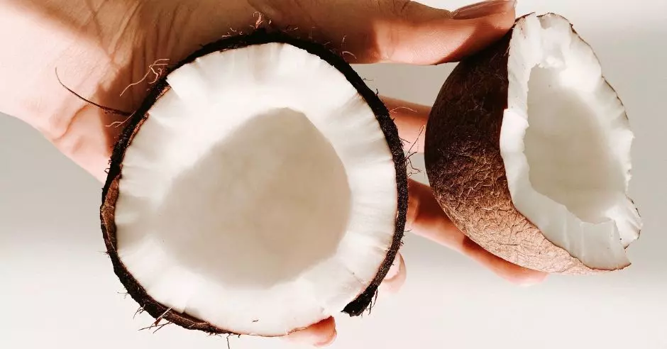 ruka-rozpuleny-kokos